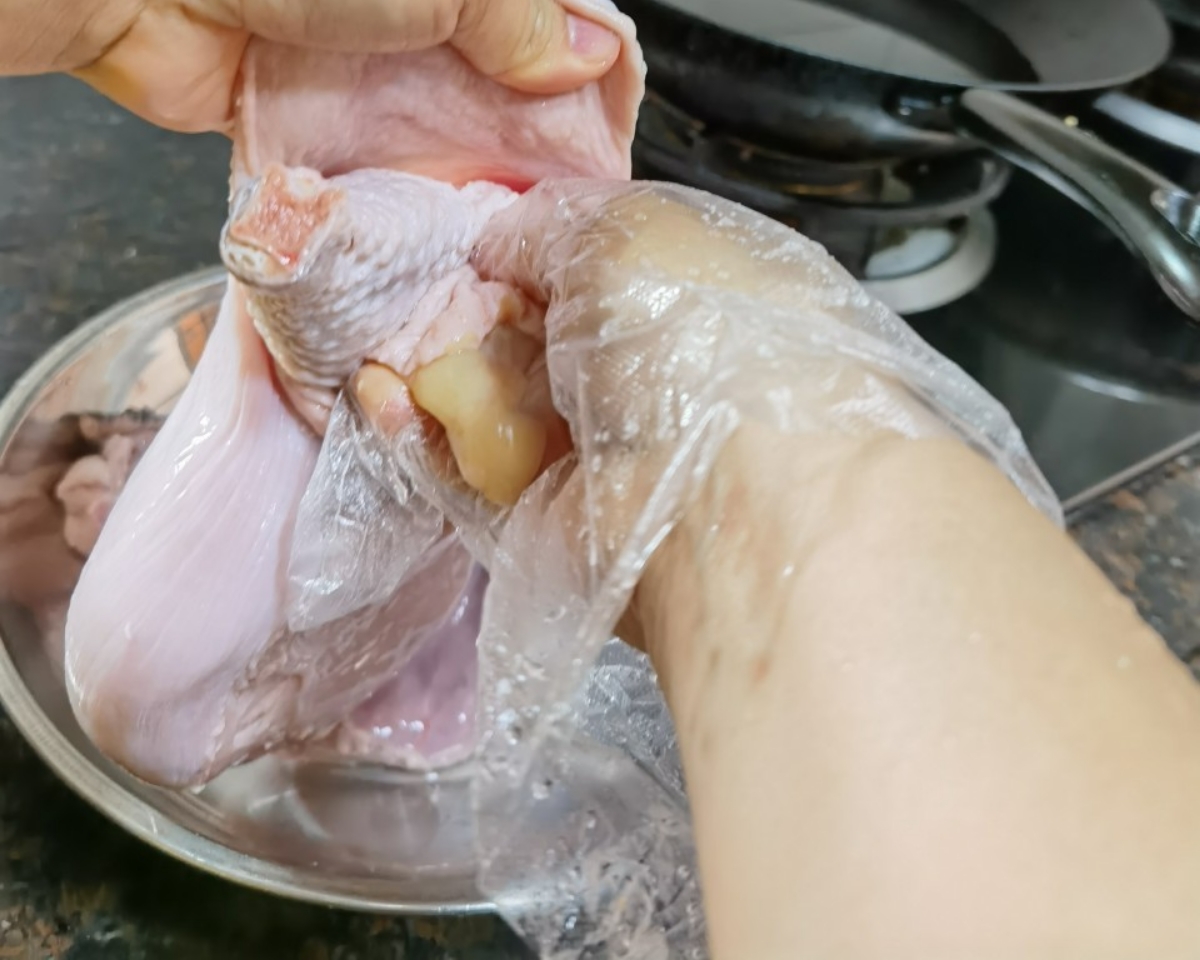补中益气暖胃——猪肚煲鸡的做法 步骤4