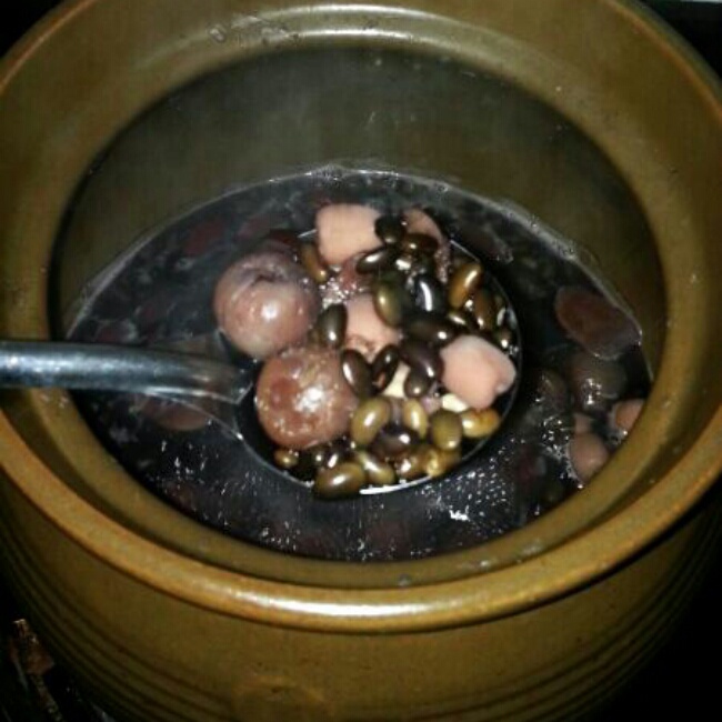 补肾乌发《黑豆桂圆莲子红枣汤》秋冬滋润糖水