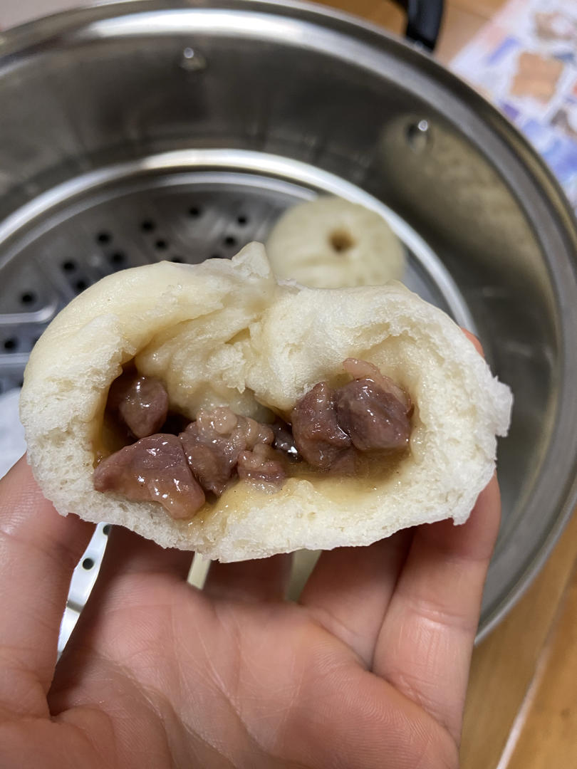 云朵般松软爆浆蜜汁叉烧包