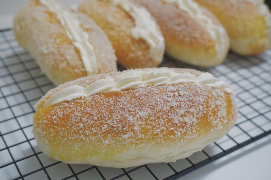 儿时去面包房必买的［椰丝奶油包］