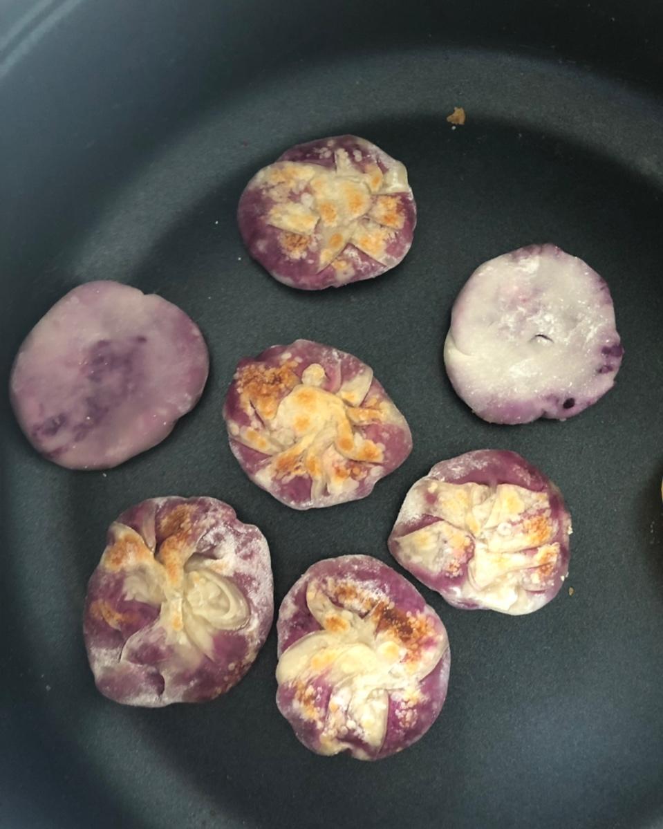 【饺子皮紫薯饼】