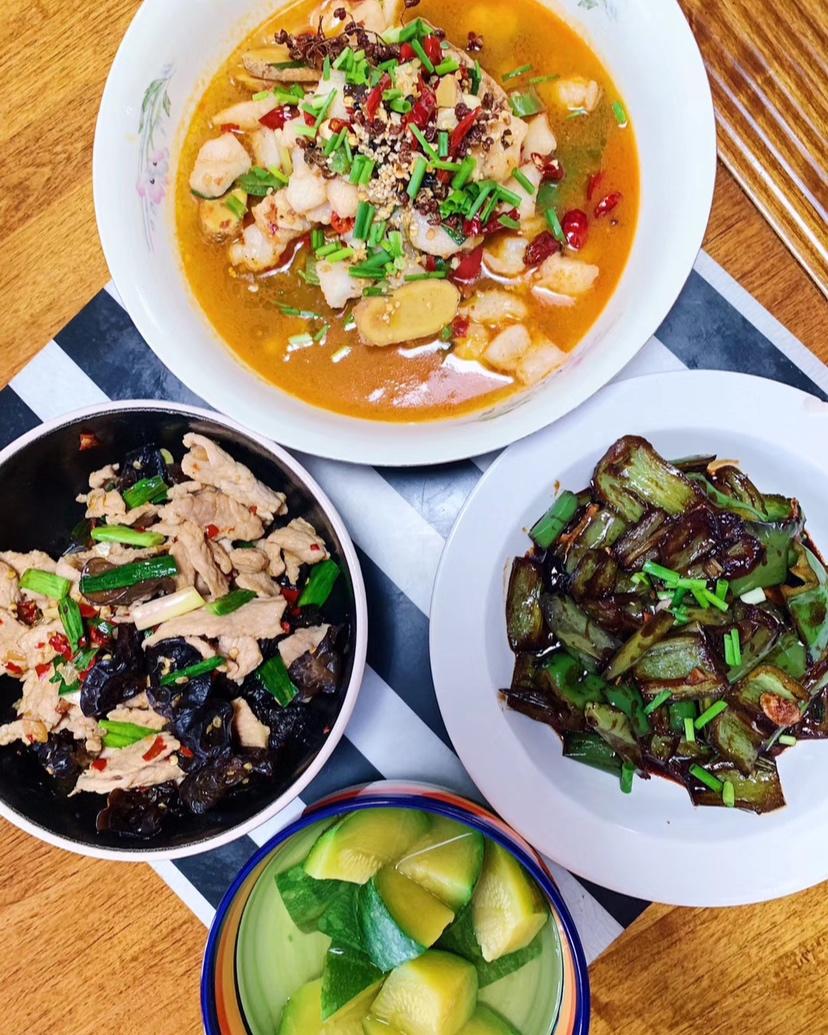 水煮龙利鱼，总吃番茄味的，今天换个口味做！家常少辣版的，怕辣的小孩终于吃上水煮鱼了！