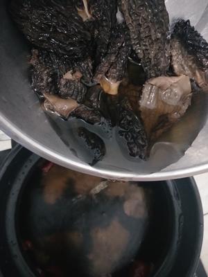 黑蒜羊肚菌汤的做法 步骤3