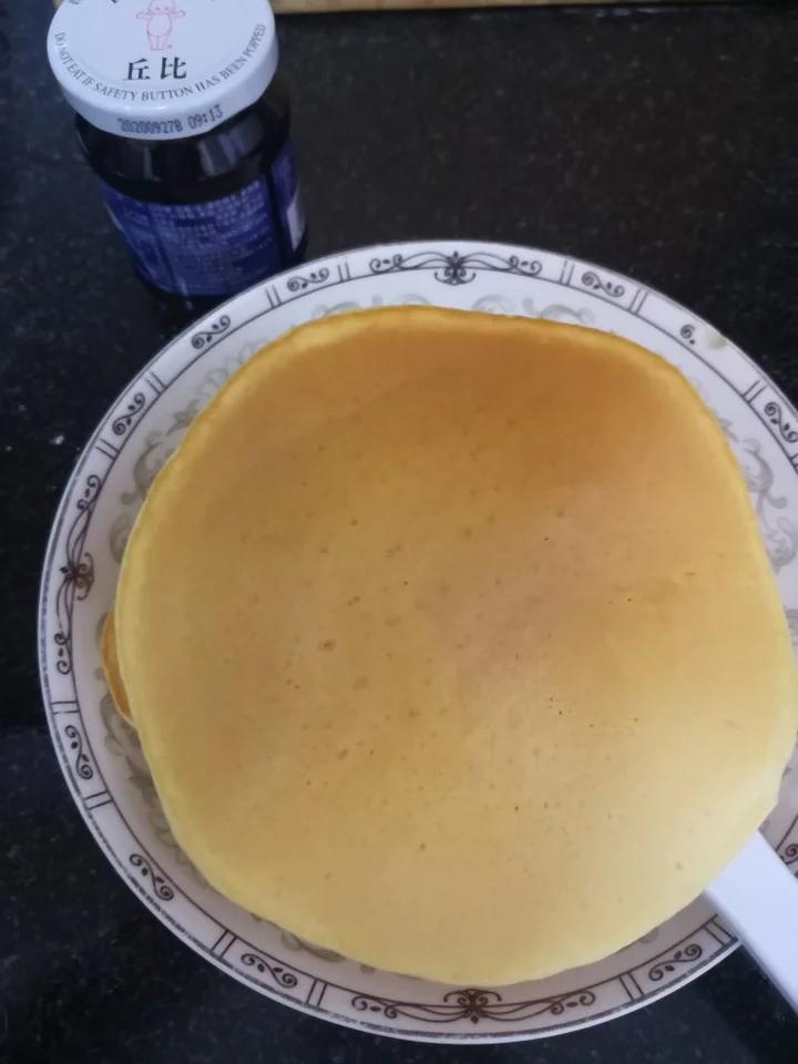 一分钟上手的早餐松饼-简单平底锅版（还在为早餐吃什么伤脑筋吗？快来试一试）