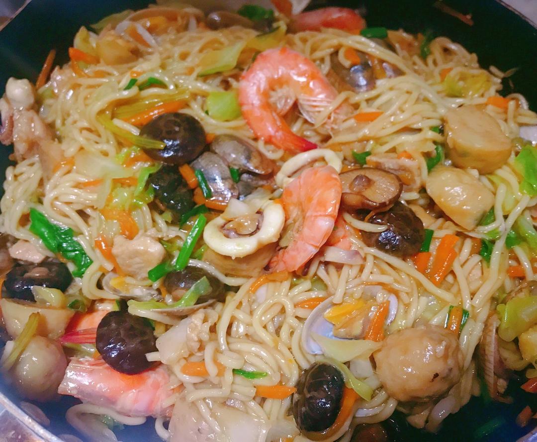 林买腻做的平潭海鲜焖面