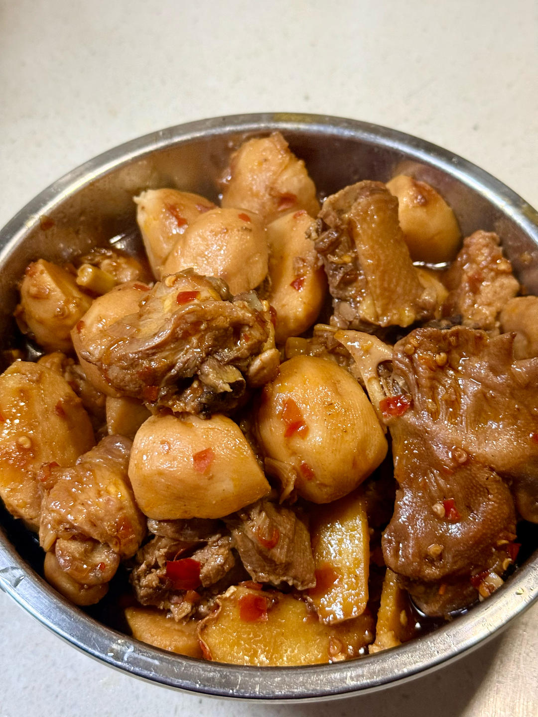 厨师长教你：“芋儿烧鸡”的做法，芋头香糯软烂，鸡肉细嫩脱骨