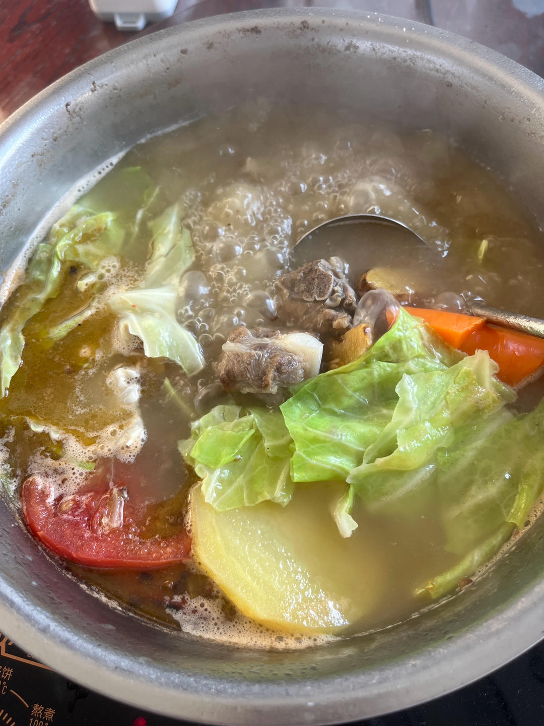汤汁浓郁的排骨火锅，清淡不辣