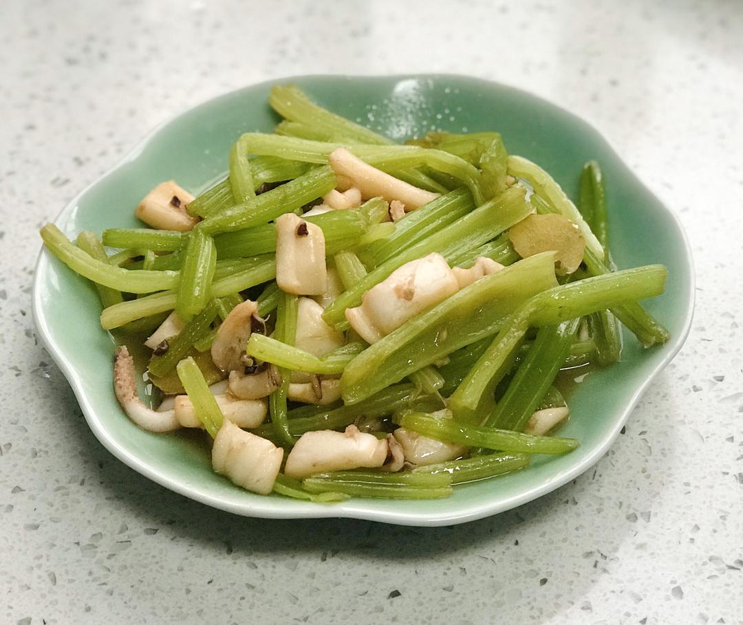 芹菜炒鱿鱼（无油烟）的做法