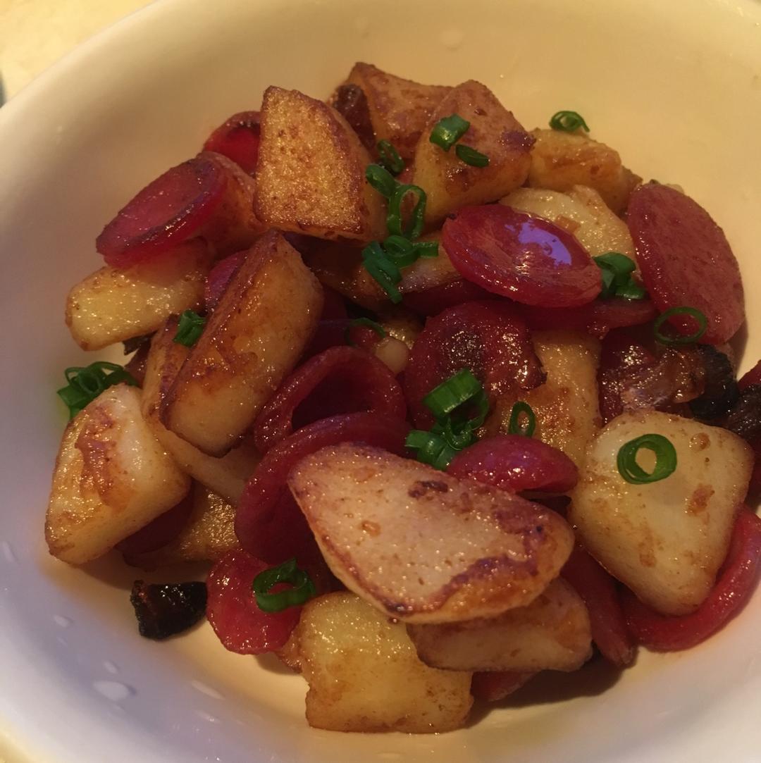 苏格拉提做的土豆片炒香肠