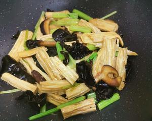 纯素食不含五辛：香菇木耳腐竹的做法 步骤3