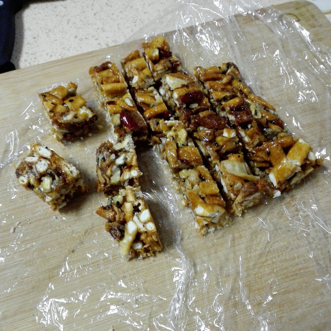 用饺子皮做“萨其马”