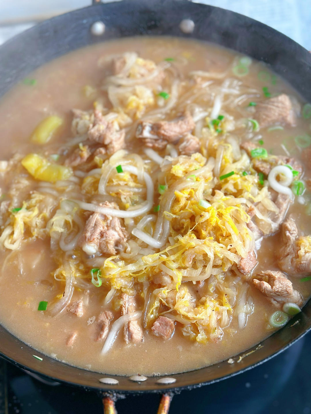 超香的酸菜炖五花肉排骨