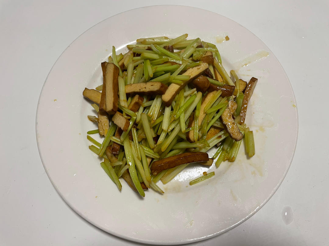 让何老师好吃到哭的同款芹菜炒香干，真的超美味