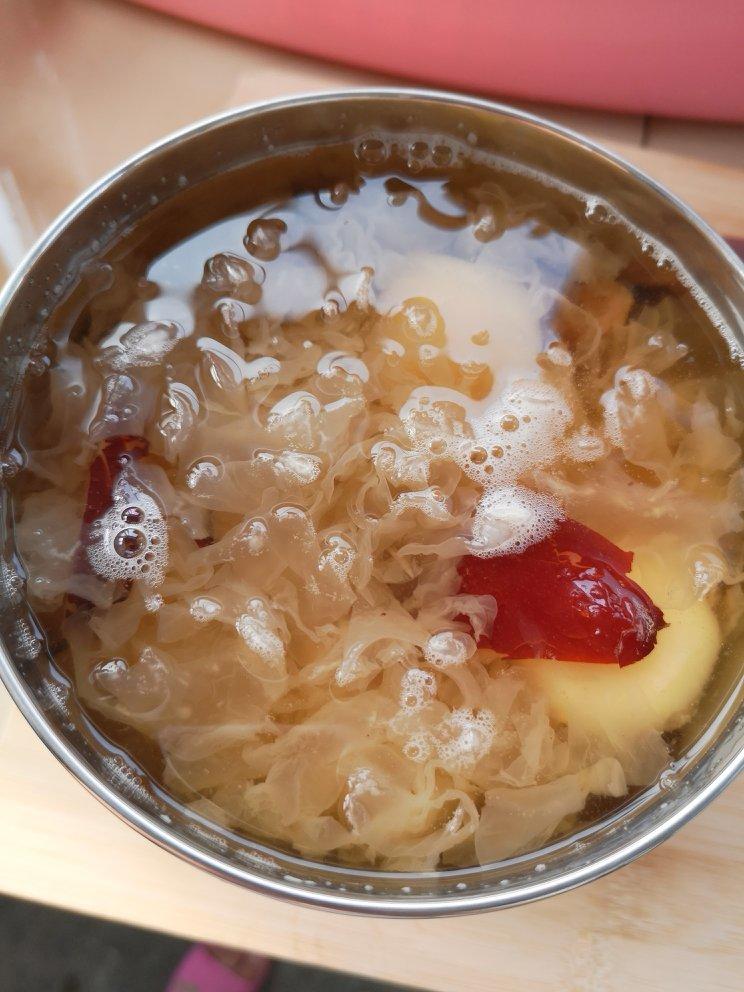 于小磊1216做的红枣银耳马蹄糖水——很滋润养颜哦