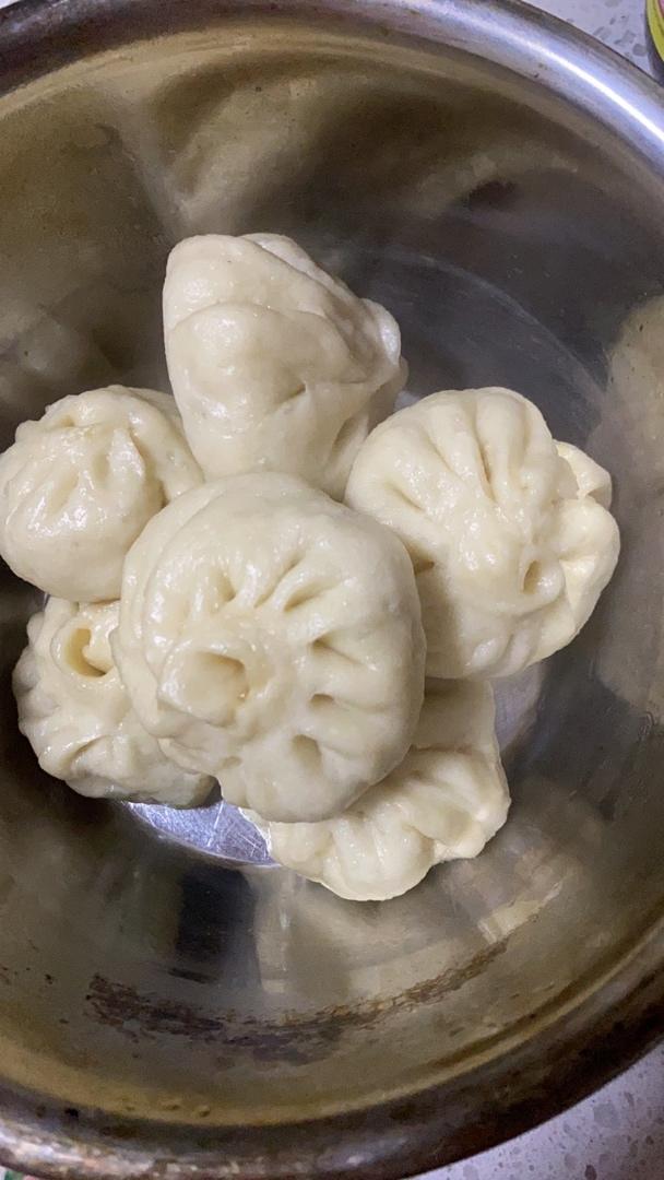 松软的素馅包子