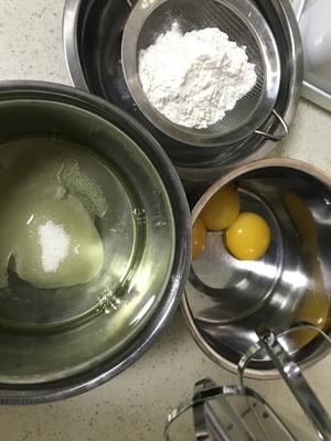 港风.奶茶慕斯 &海盐焦糖烤杏仁//超详细的分蛋海绵&英式奶酱（奶茶风味）的做法 步骤5