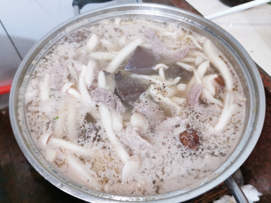 瘦肉海鲜菇汤的做法 步骤3