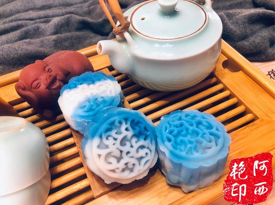 青花瓷巧克力流心冰皮月饼