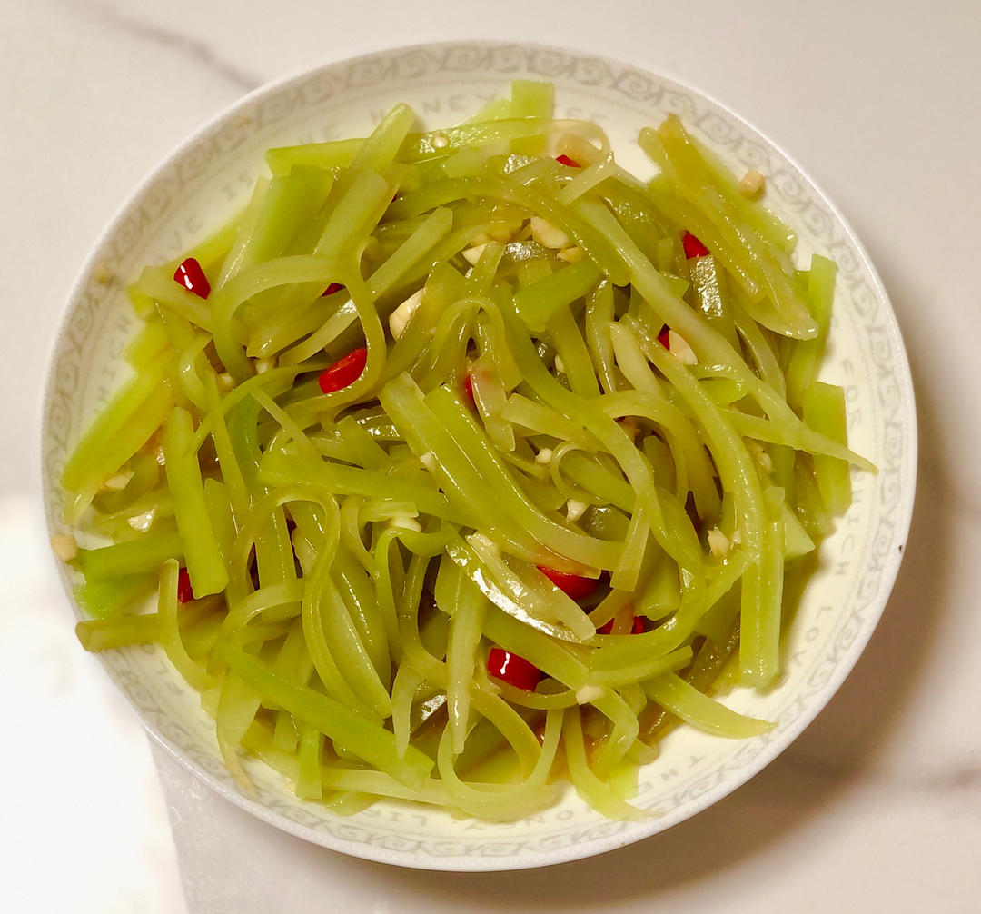 10分钟搞定的快手凉拌菜，清脆爽口的凉拌莴笋丝