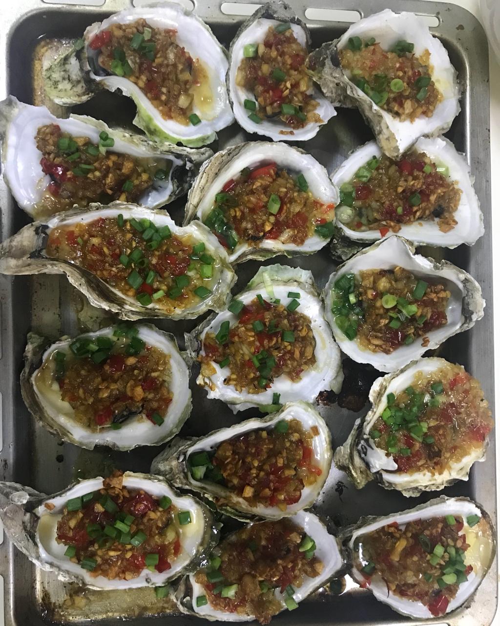 烤生蚝 生蚝好吃关键是蒜茸做得好