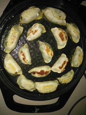 电饼铛版韭菜鸡蛋粉条菜盒子，水饺，锅贴。的做法 步骤5