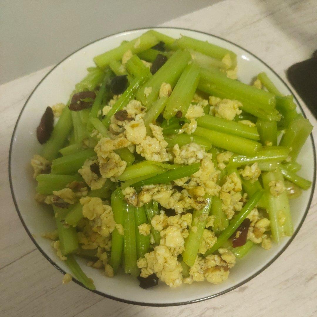 芹菜炒鸡蛋