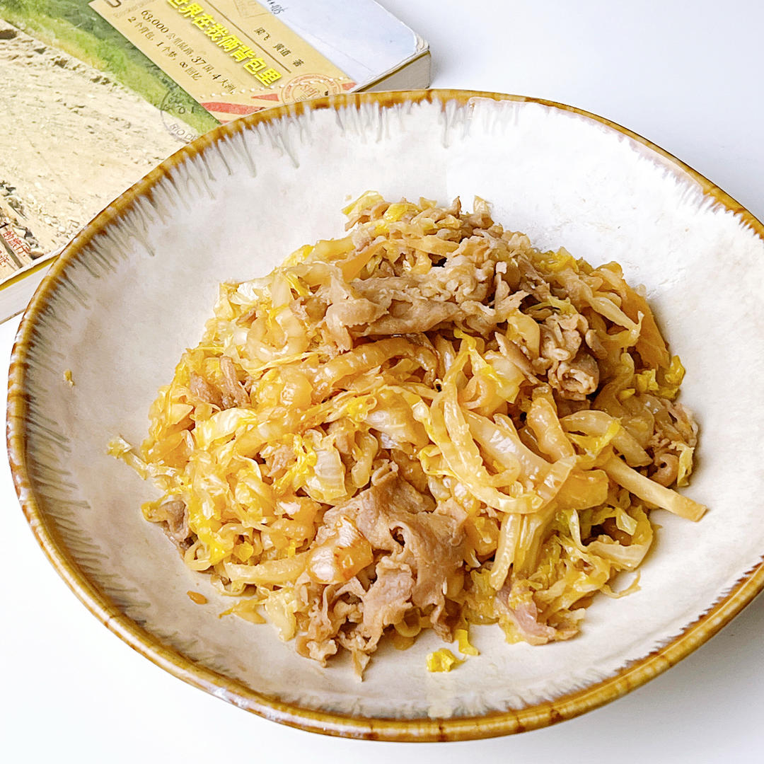 只花几分钟就能做一道超级好吃下饭的快手菜--酸菜炒牛肉卷