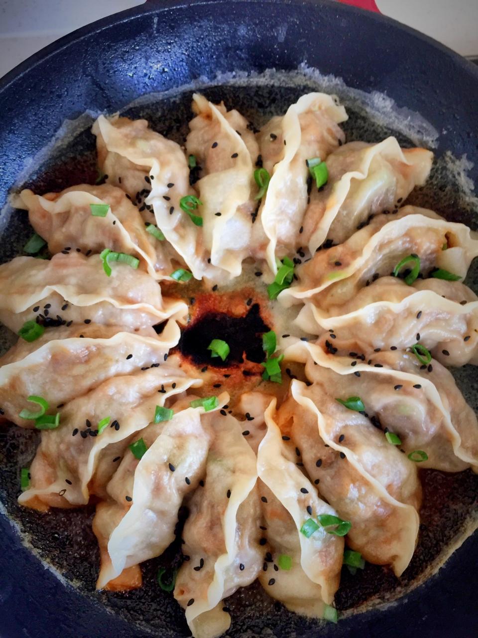 三鲜锅贴 Fried Dumplings