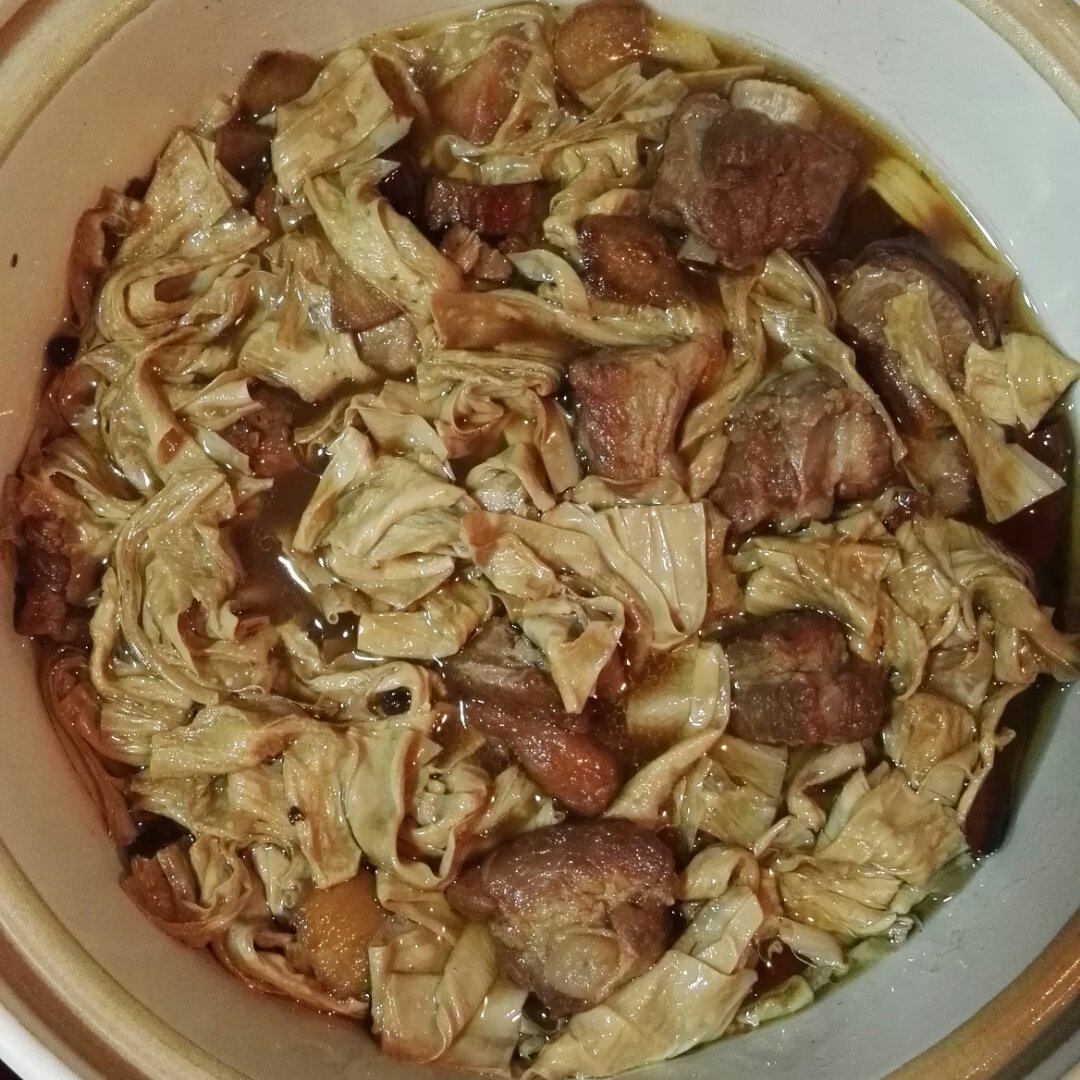 红烧排骨烧豆结和鹌鹑蛋