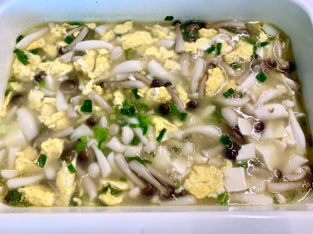 鲜掉眉毛的菌菇豆腐汤