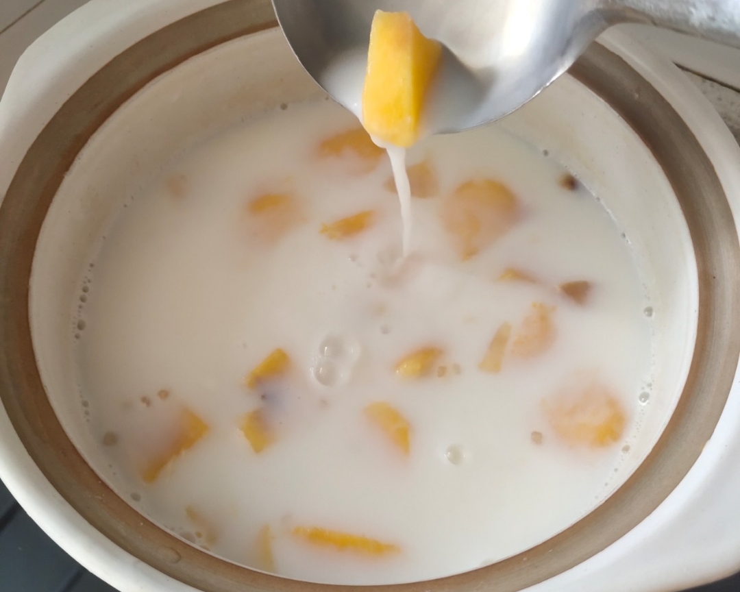 午间甜品——黄桃西米露奶的做法