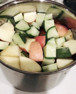 萝卜苹果汤的做法 步骤2
