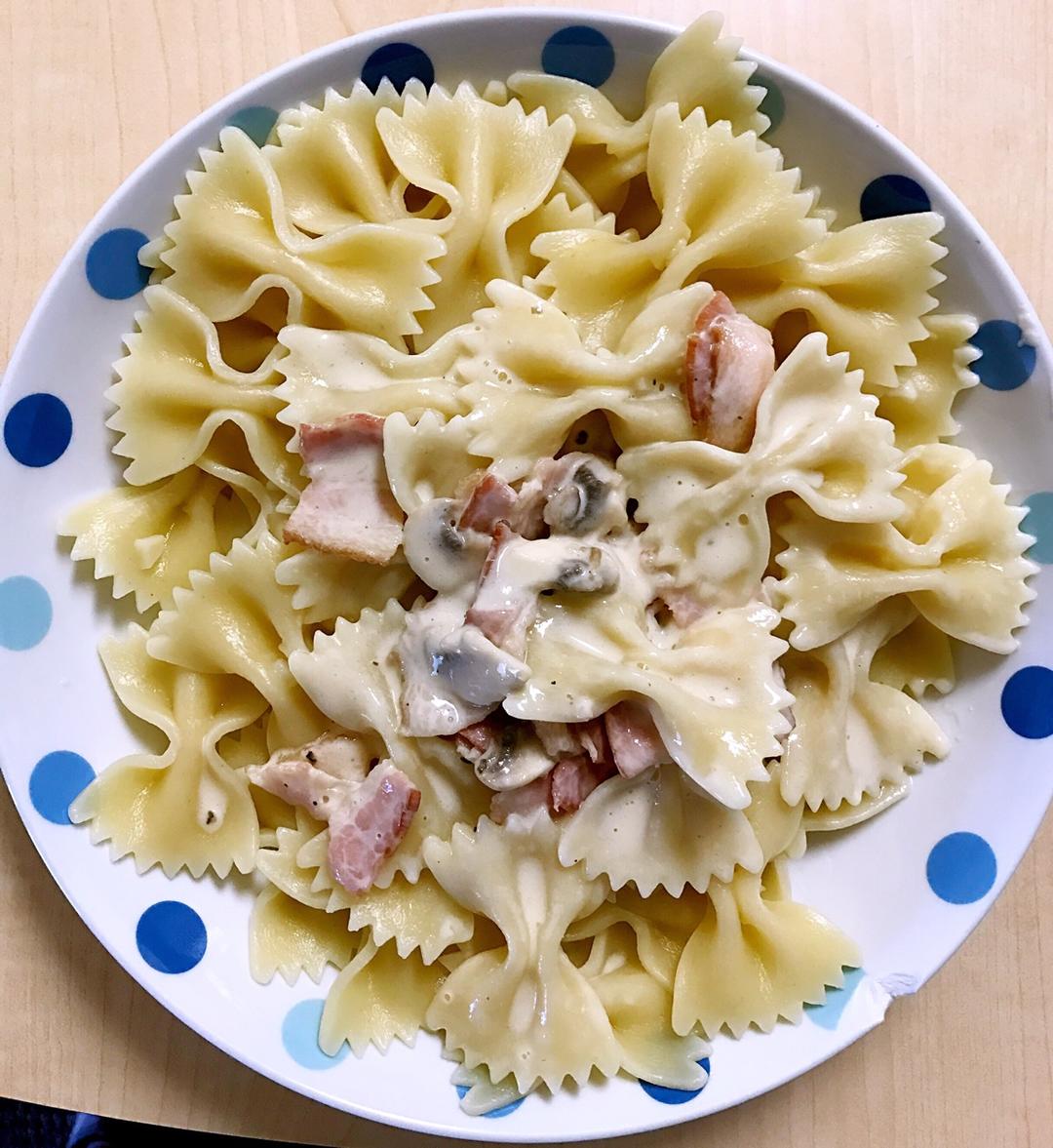 10分钟快手奶油蘑菇培根意面