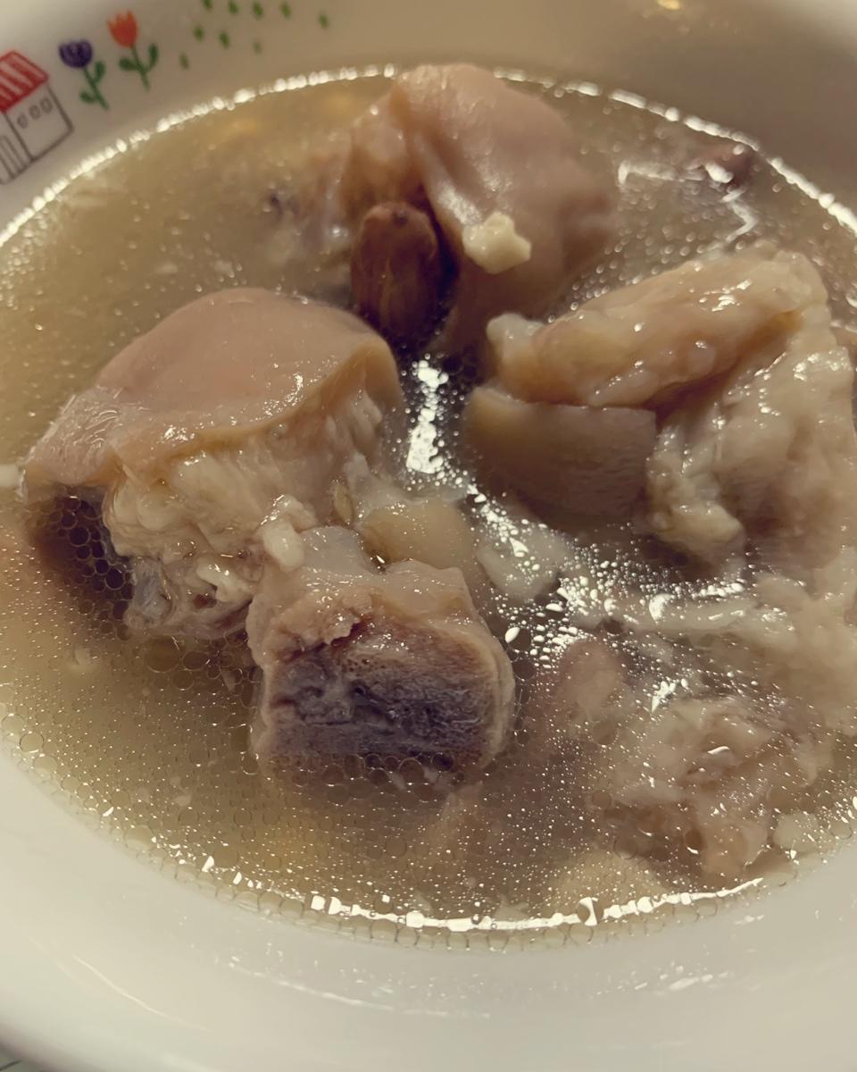 黄豆花生猪脚汤