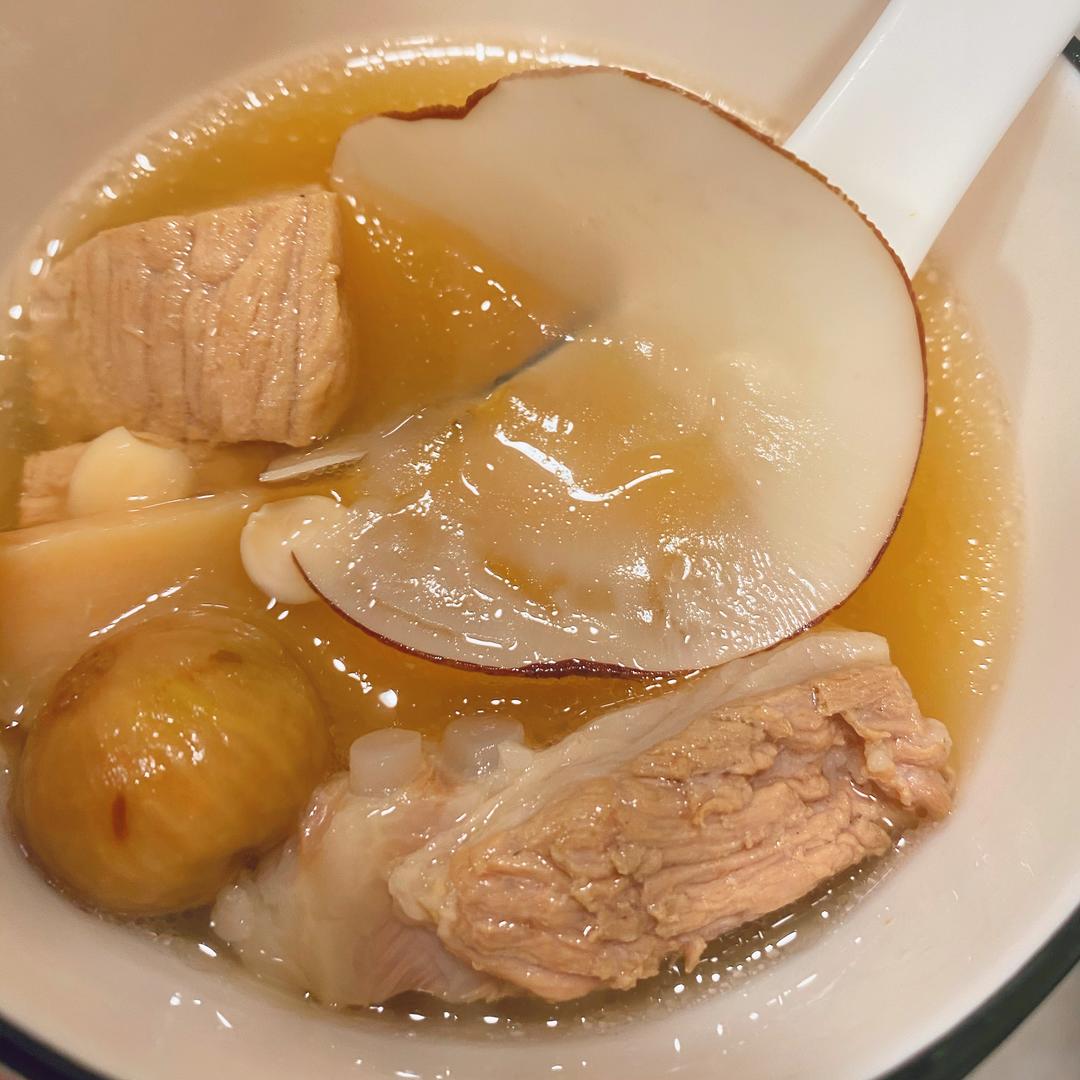 1海底椰用温水泡上,枸杞洗净土鸡斩成小块,焯水,洗去血污,沥干水葱切