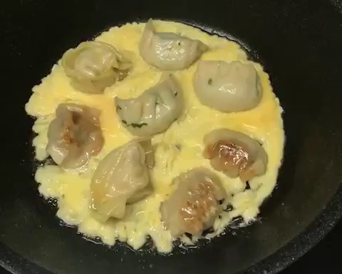 蛋抱饺子的做法