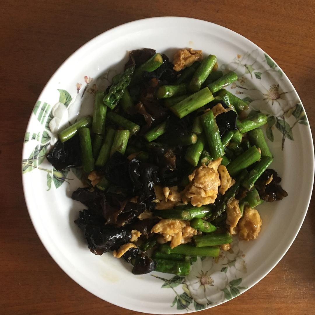 芦笋木耳炒鸡蛋