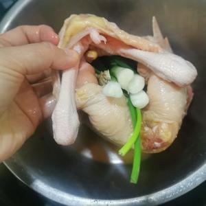 电饭锅盐焗鸡的做法 步骤5