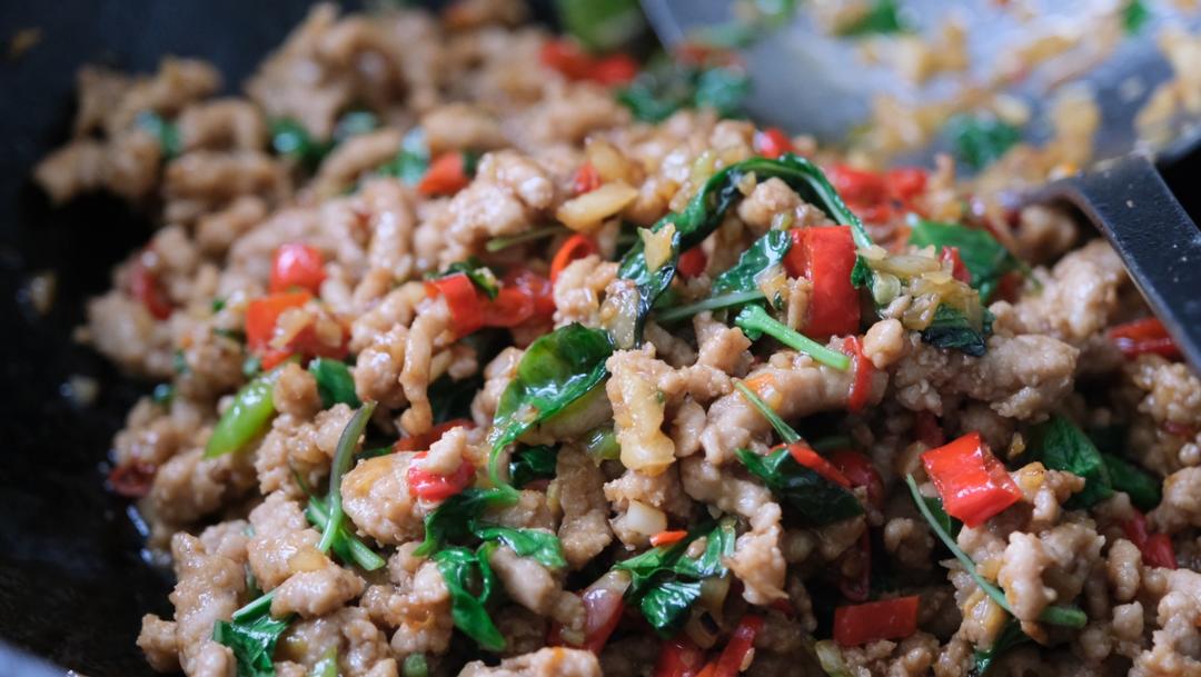 饭扫光—泰式金不换猪肉碎