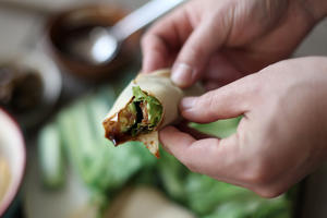【春菜】这可能是最简单的菜谱了——东北的墨西哥鸡肉卷，干豆腐皮卷生菜黄瓜蘸酱的做法 步骤7