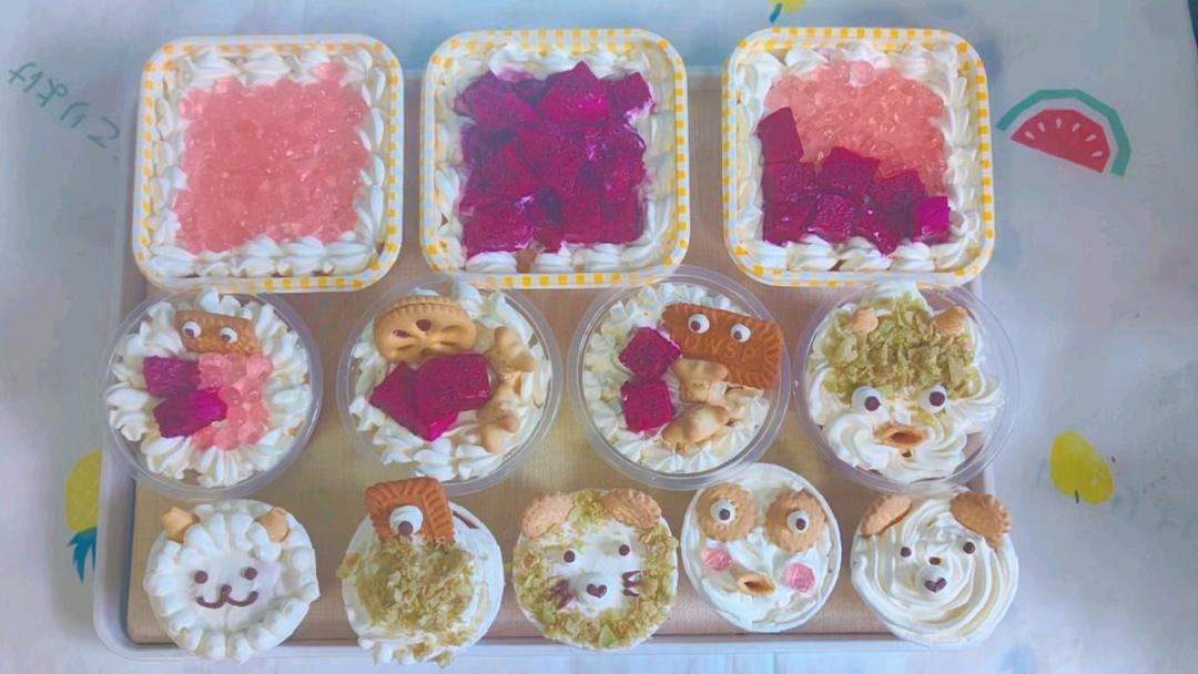 万能方形蛋糕胚！一个蛋糕胚可以做各种盒子蛋糕，杯子蛋糕。加点儿奶油，水果，装饰就可以在家解锁各种小甜品啦！