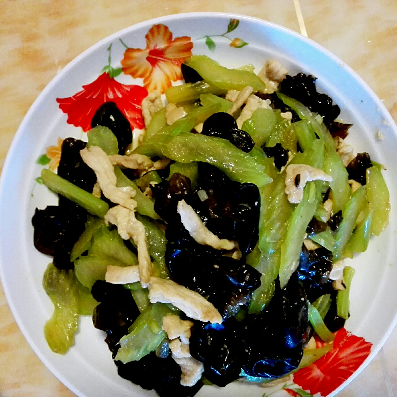芹菜木耳炒肉丝