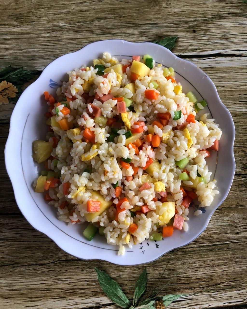 丫头聂小凤做的菠萝炒饭