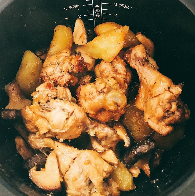 懒人版电饭煲香菇土豆炖翅根