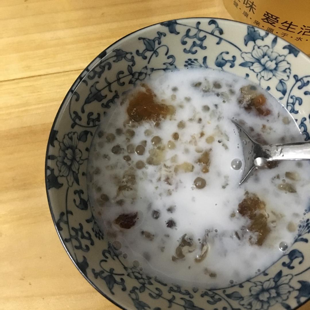 椰汁桃胶西米露