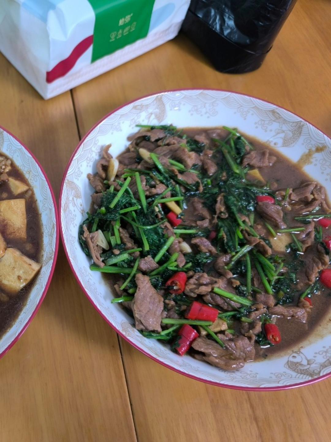 香菜炒牛肉，香辣下饭，爱吃香菜的朋友看过来，拌饭绝了