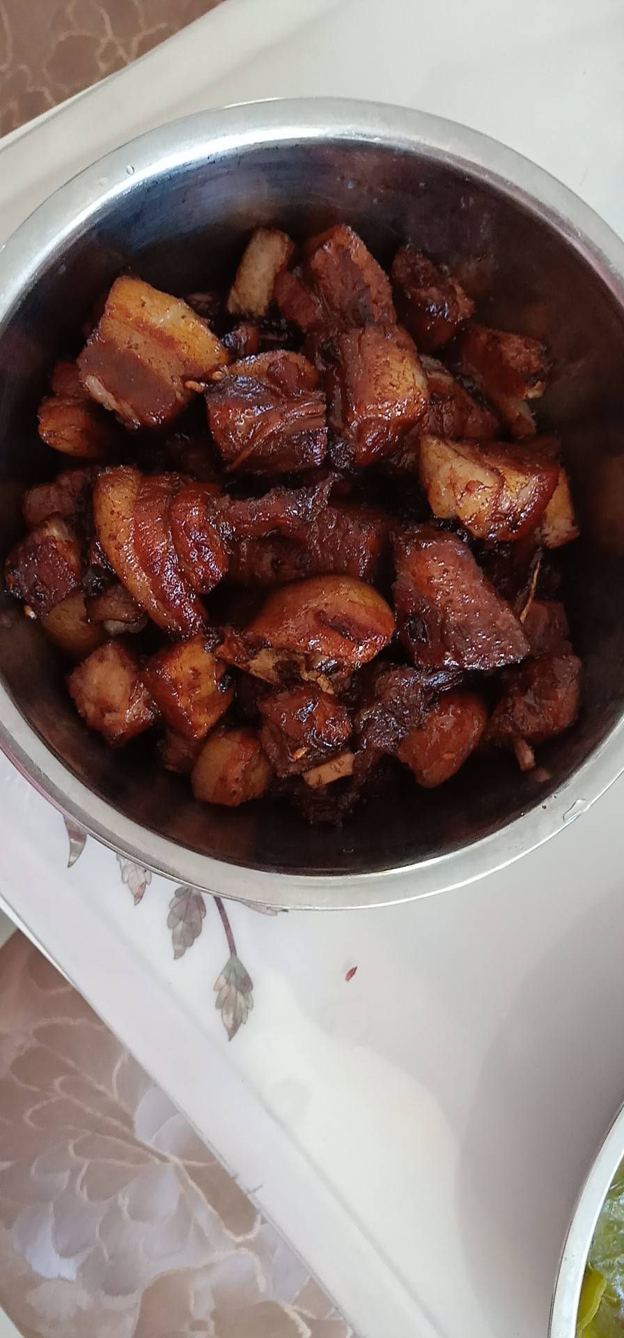 吃着碗里望着锅里的红烧肉