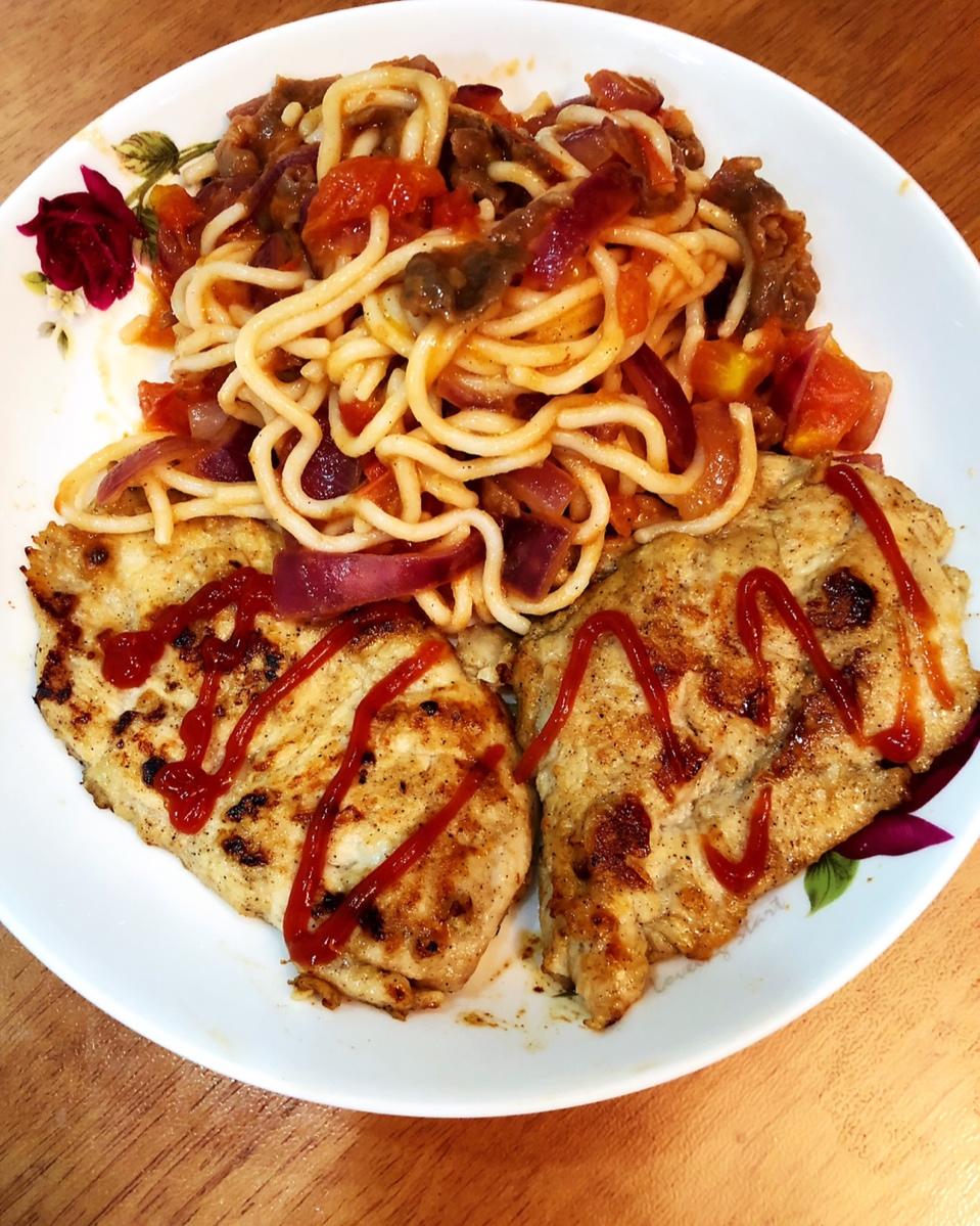 牛肉意面配煎鸡胸