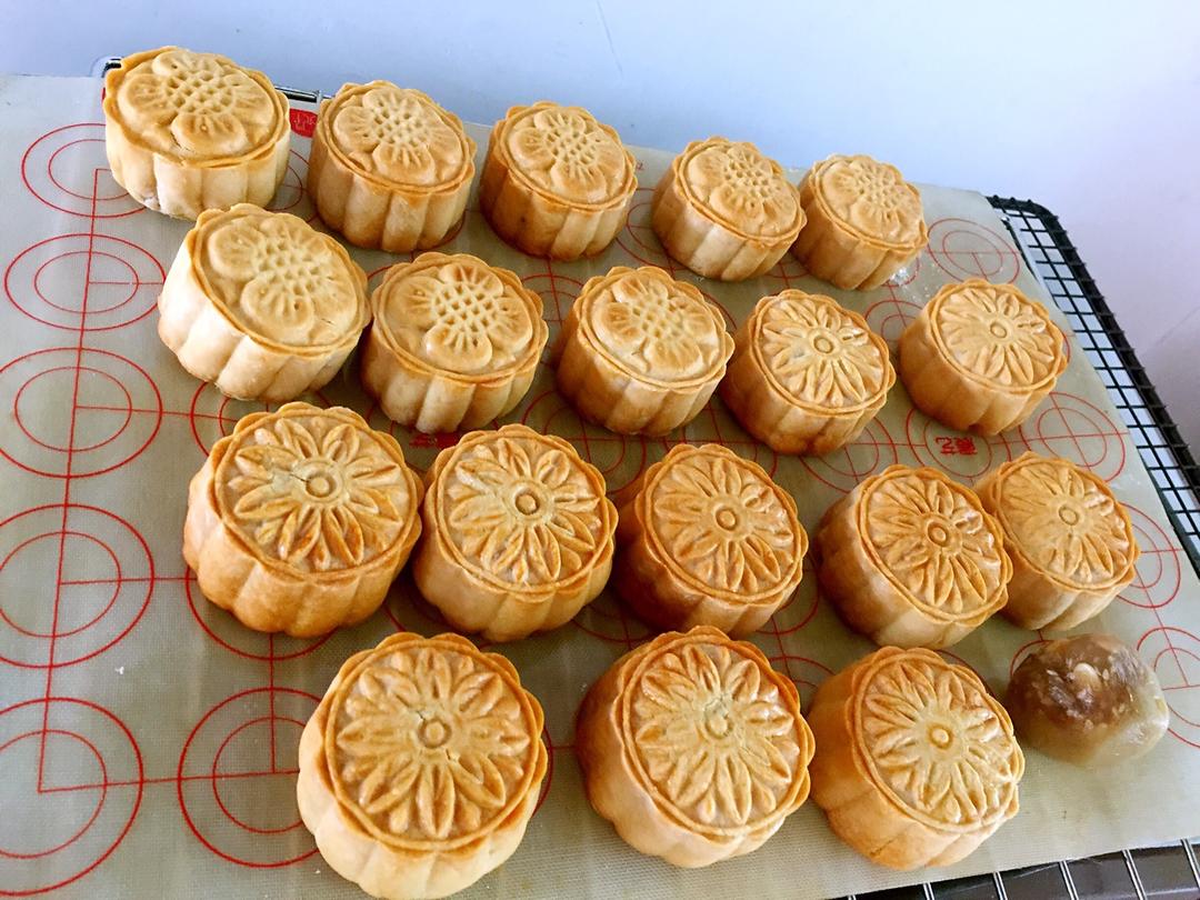 广式月饼—蛋黄莲蓉月饼