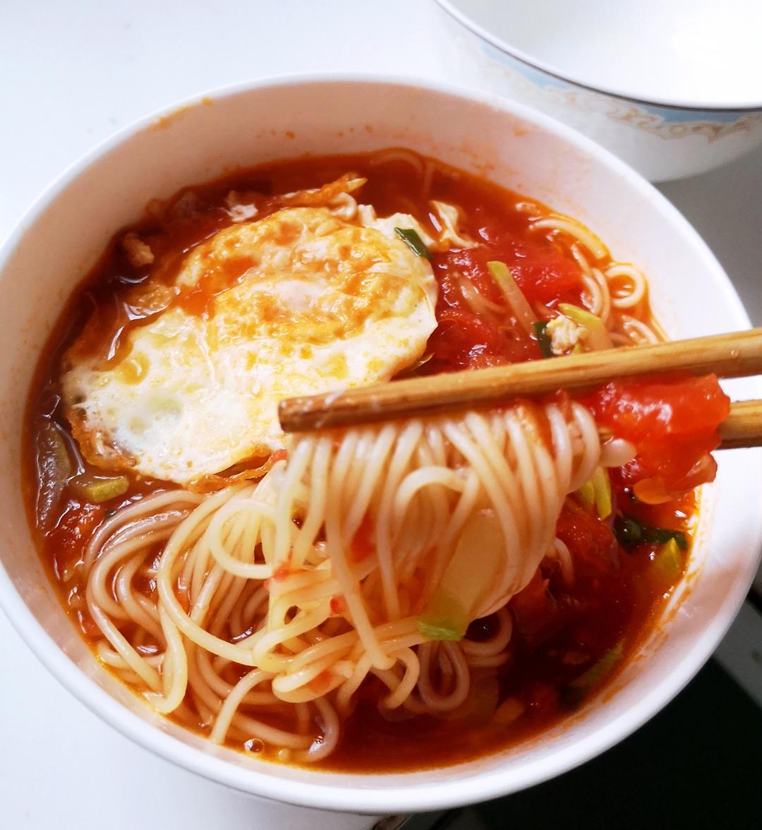 好吃到汤汁不剩～浓郁的番茄荷包蛋焖面